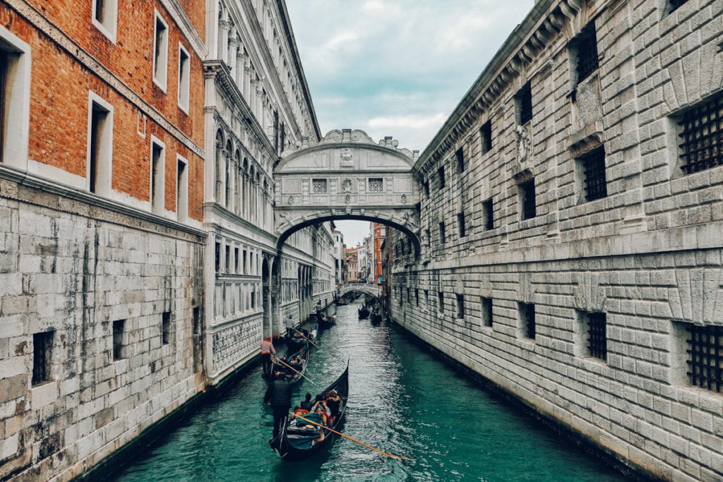Ponte dei Sospiri, em Veneza. Segundo a lenda, os casais que se beijam sob dela banhados pela luz do por do sol, permanecem juntos pelo resto da vida