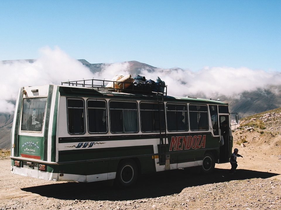 Viajar de ônibus é a forma mais barata de deslocamento entre os países da América do Sul