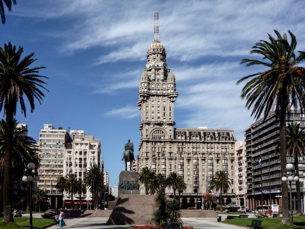 Praça Independência em Ciudad Vieja, uma das sugestões de hospedagem em Montevidéu, Uruguai