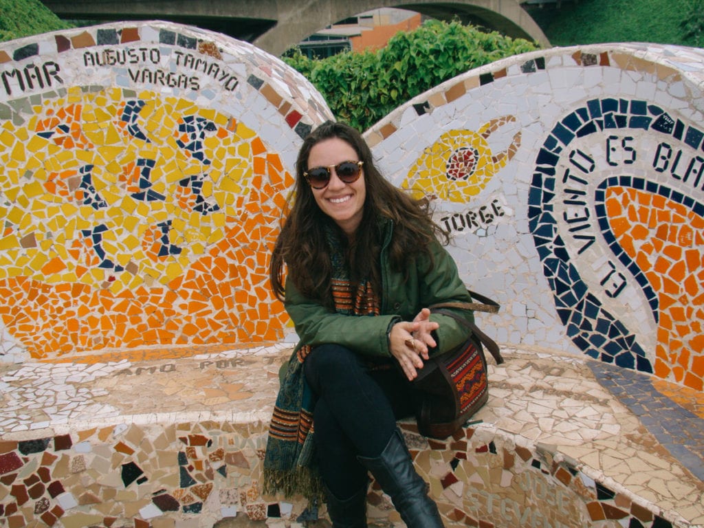 Gisele no Parque del Amor durante uma conexão de 12 horas em Lima
