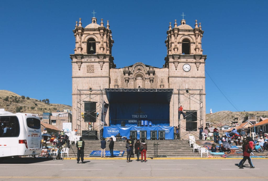 A beleza da Catedral de Puno ficou escondida atrás do palco montado para as festividades de aniversário da UNA