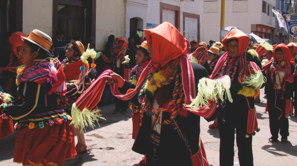 Desfile folclórico em Puno, Peru