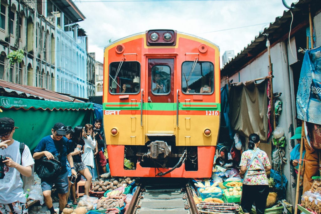 Maeklong Railway Market, um mercado construído às margens de uma linha de trem que ainda está ativa nos arredores de Bangkok, Tailândia