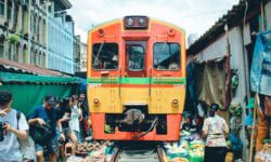 Maeklong Railway Market, um mercado construído às margens de uma linha de trem que ainda está ativa nos arredores de Bangkok, Tailândia