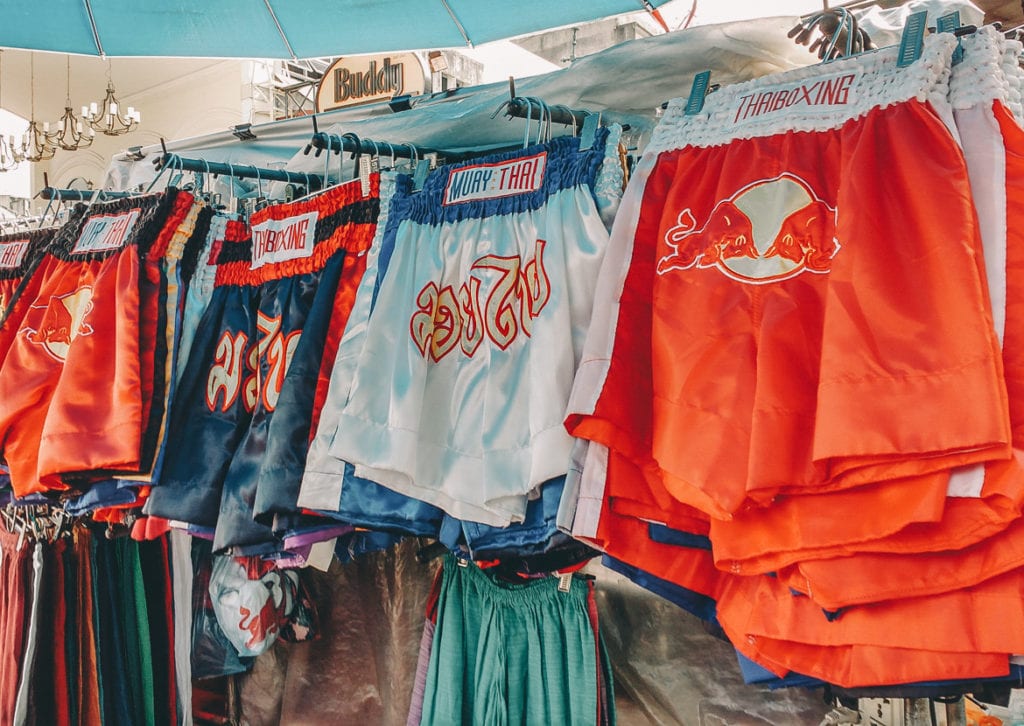 Luvas, faixas e shorts de muay thai custam muito pouco nos mercados de Bangkok, Tailândia