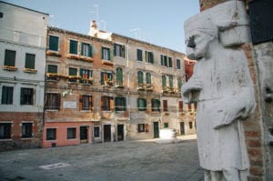 Estátua com nariz de ferro em Campo dei Mori, em Veneza, Itália