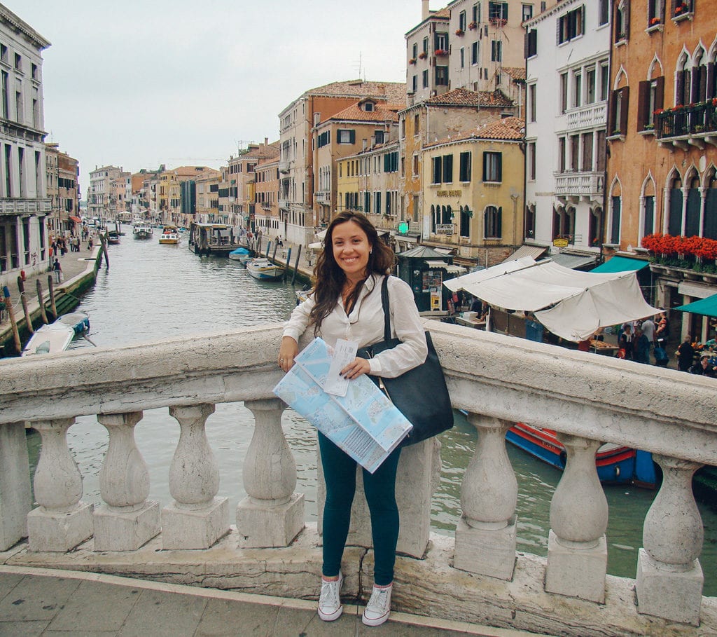 Gisele em uma das centenas de pontes de Veneza, na Itália