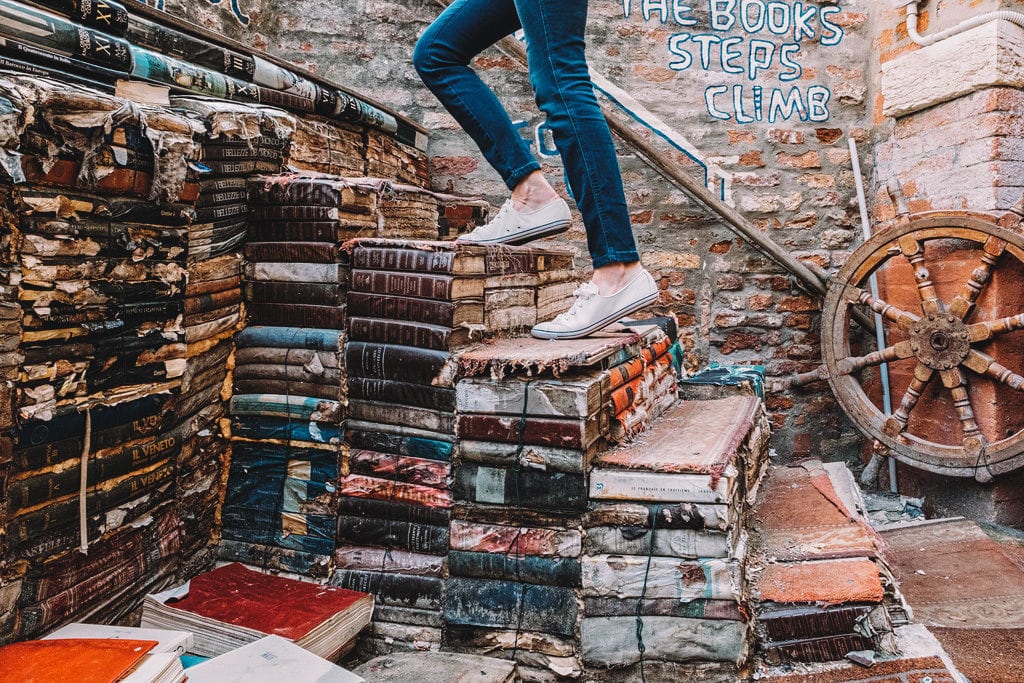 Degraus de livros dispostos dentro da Libreria Acqua Alta, em Veneza, Itália