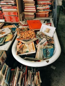 Livros dentro de uma banheira na Libreria Acqua Alta, em Veneza, Itália