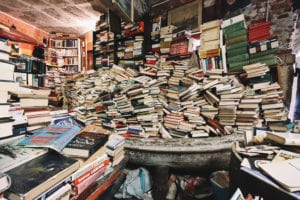 Livros dentro de um barco na Libreria Acqua Alta, em Veneza