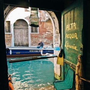 A água invade a Libreria Acqua Alta, em Veneza, durante algumas épocas do ano