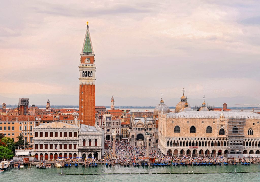 Piazza San Marco, em Veneza, abarrotada de visitantes