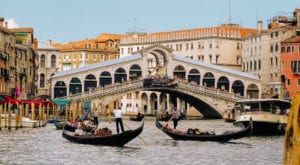 Ponte Rialto, um dos pontos turísticos mais famosos de Veneza, Itália