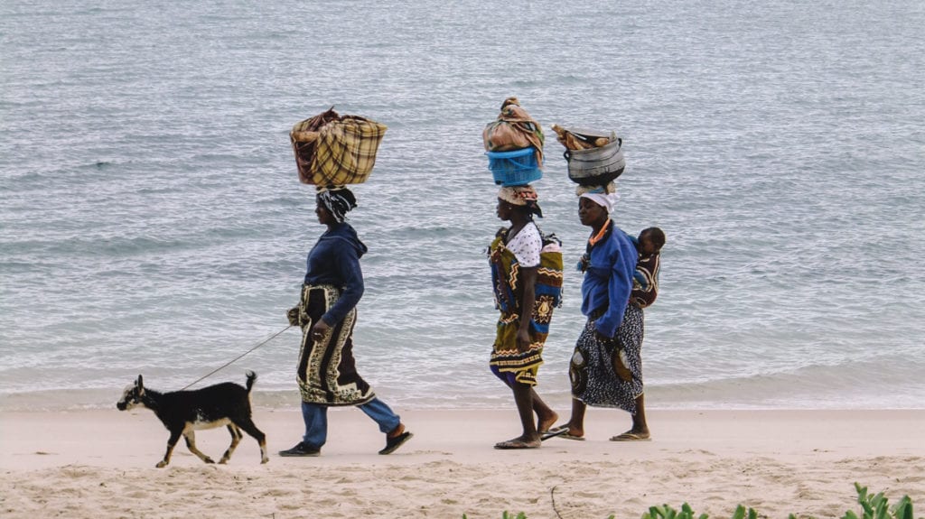 Mulheres na praia de Bazaruto, em Moçambique, África