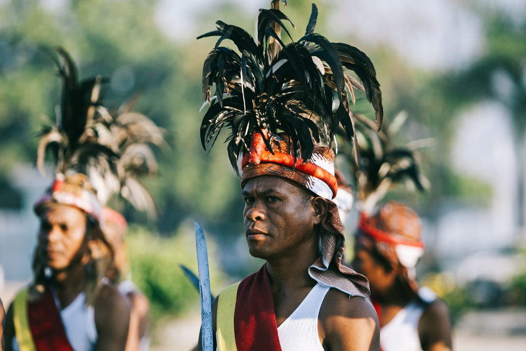 Pessoas vestidas com trajes tradicionais do Timor-Leste para celebrar a independência do país, que tem a língua portuguesa como idioma oficial