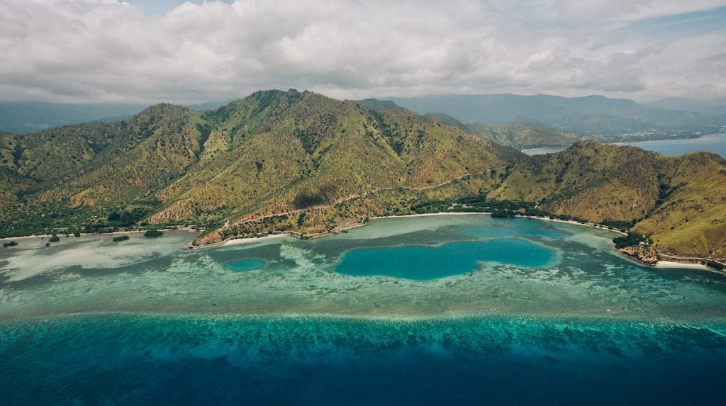 Vista aérea da costa de Díli, capital do Timor-Leste, país de língua portuguesa na Ásia