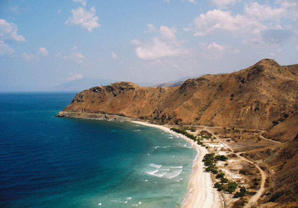 Praia do Cristo em, em Díli, capital do Timor-Leste, pra onde é possível viajar falando apenas português