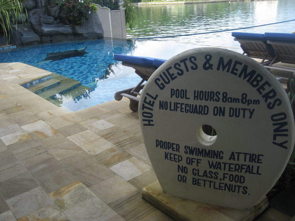 Regras da piscina de um hotel em inglês