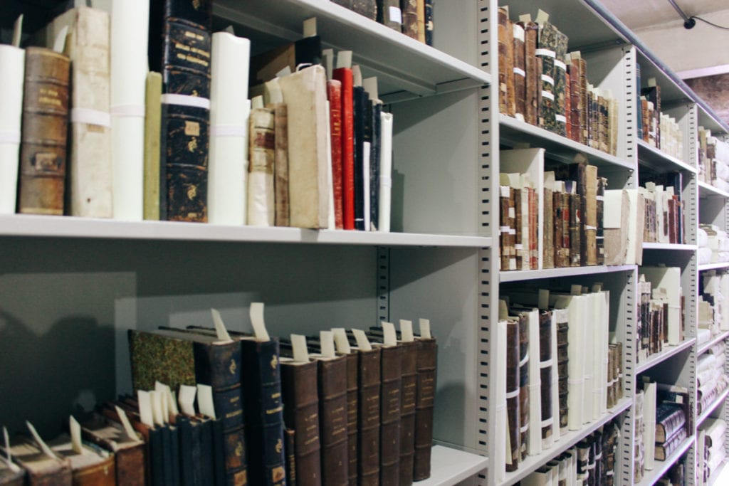 Livros da biblioteca construída no prédio que abrigava a Escola do Caraça