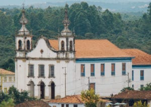 Vista da Matriz de Nossa Senhora da Conceição a partir da Capela de Santa Quitéria. em Catas Altas, Minas Gerais