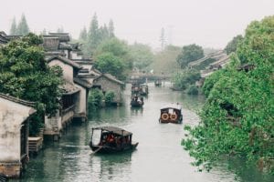 Casas na beira do rio, China