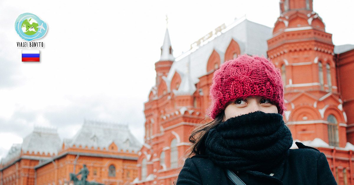 Gisele tentando não sentir frio na Praça Vermelha