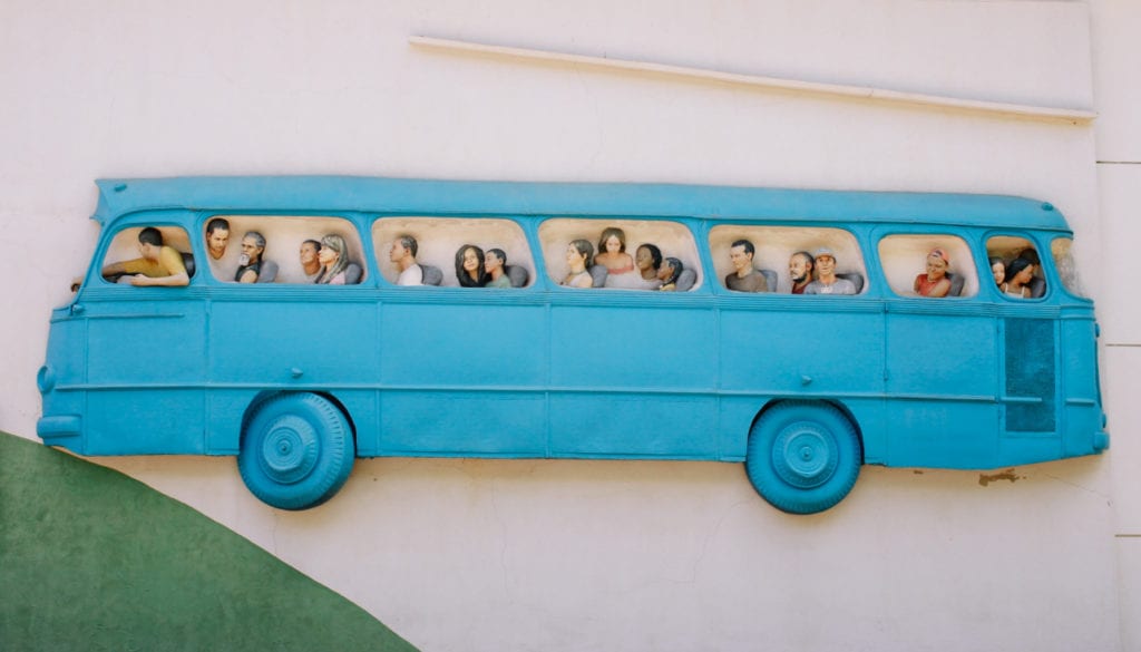 Ônibus do painel intitulado Rodoviária de Brumadinho, obra de John Ahearn e Rigoberto Torres