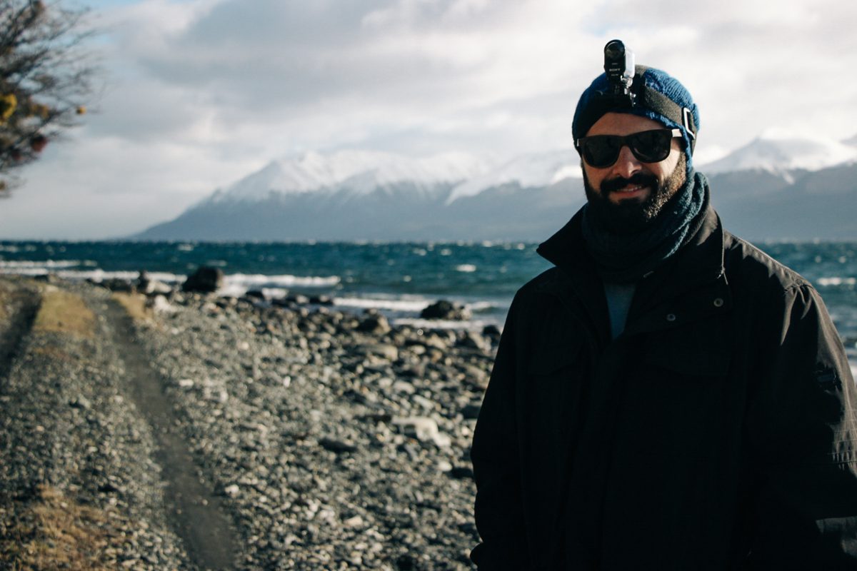 Pausa para foto no Lago Fagnano, nas proximidades de Ushuaia