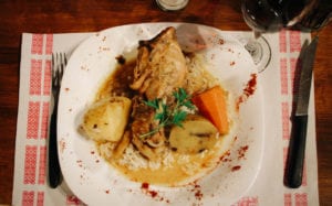 Pollo al disco, prato principal do jantar oferecido durante o passeio Silencio Andino, em Ushuaia