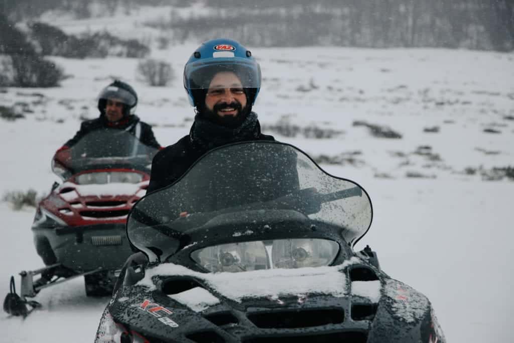 Adriano pilotando uma snowmobile em Tierra Mayor, Ushuaia
