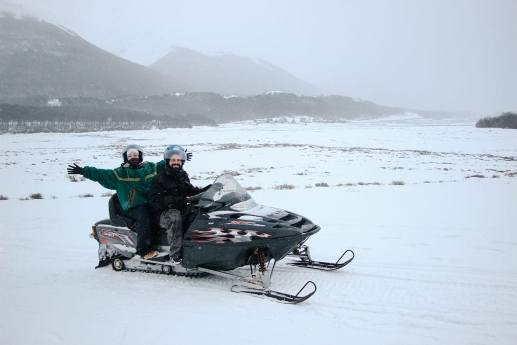 Gisele e Adriano durante um passeio de snowmobile em Tierra Mayor, Ushuaia
