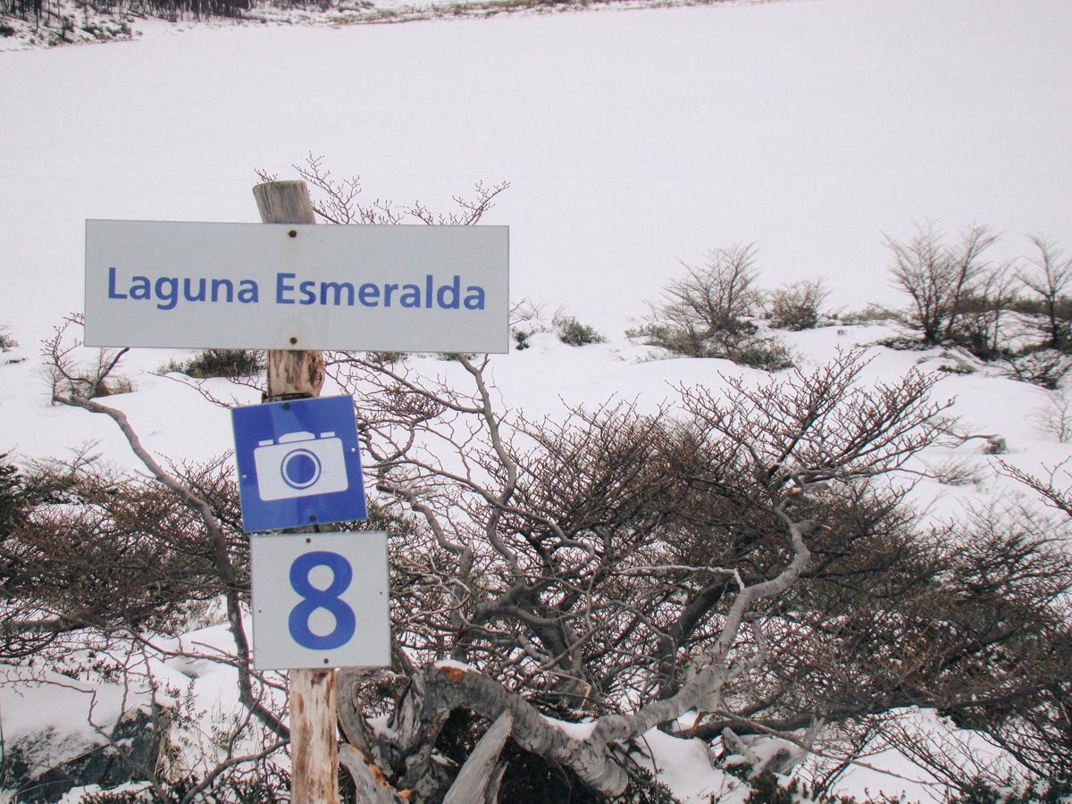 Placa que mapeia as partes da trilha no trekking da Laguna Esmeralda