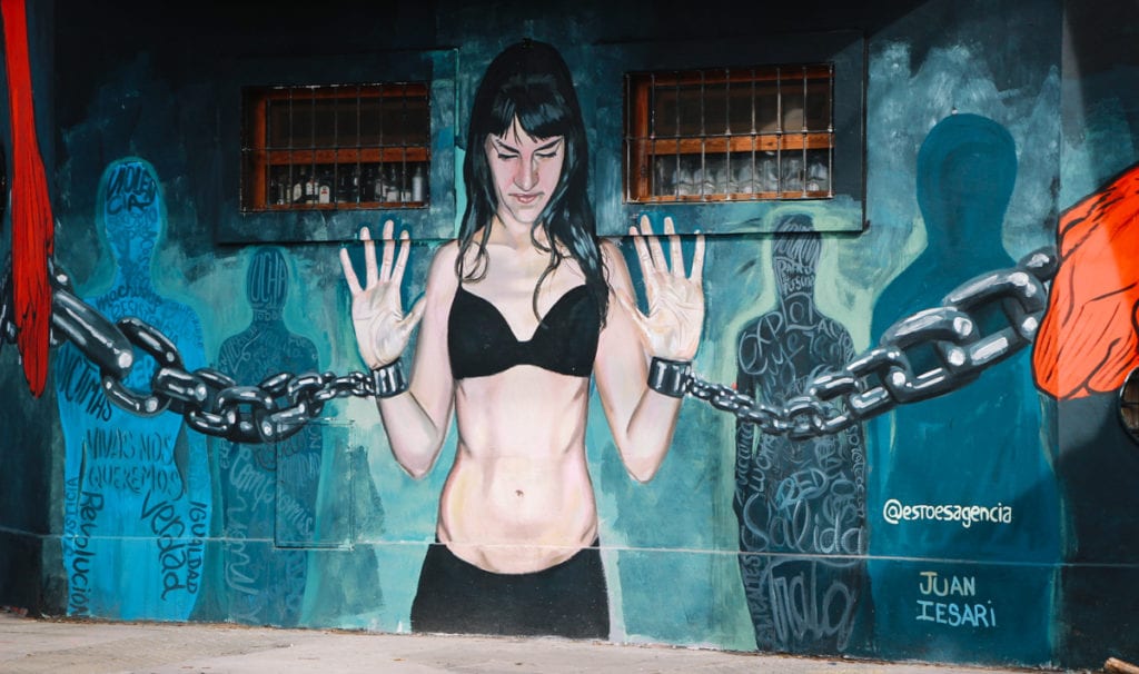 Grafite expondo a vulnerabilidade das mulheres diante da onda de feminicídios na América do Sul. Mural pintado em Palermo, Buenos Aires