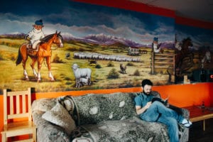 Área de Convivência do hostel The Singing Lamb Backpackers, em Puerto Natales, Chile