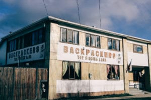 Fachada do hostel The Singing Lamb Backpackers, em Puerto Natales, Chile