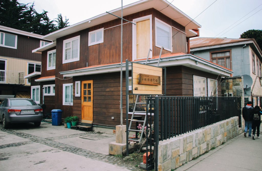 Fachada do Innata Casa Hostal, em Punta Arenas, Chile