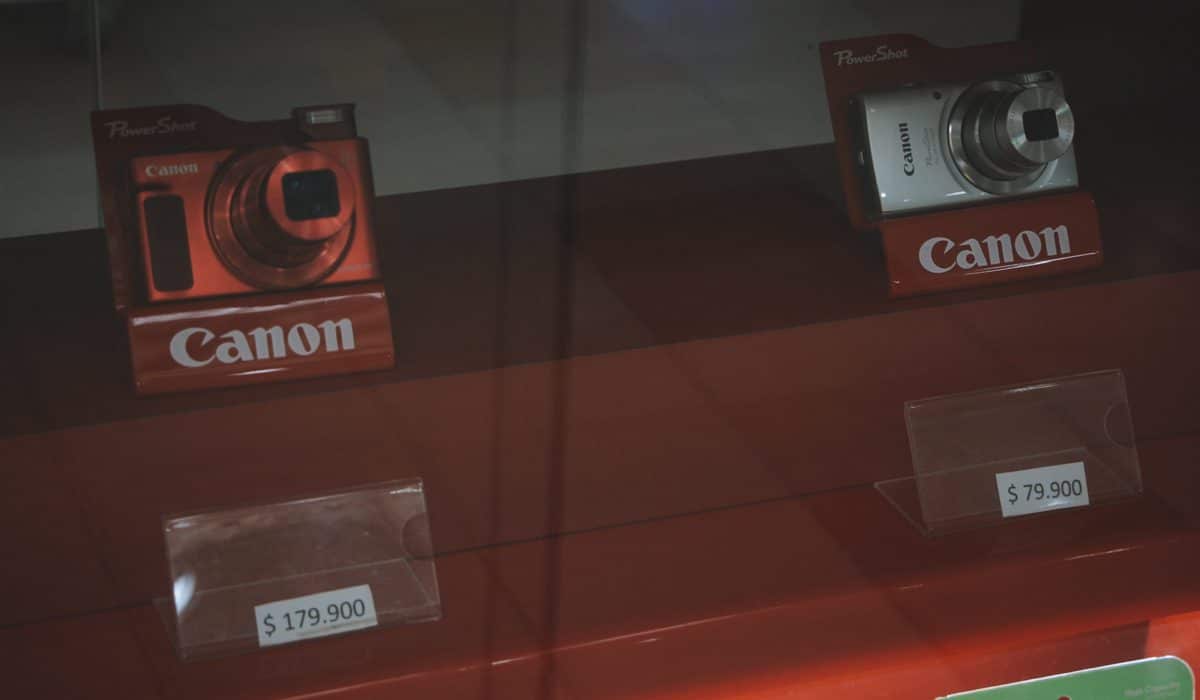 Câmeras compactas da Canon na zona franca de Punta Arenas, Chile