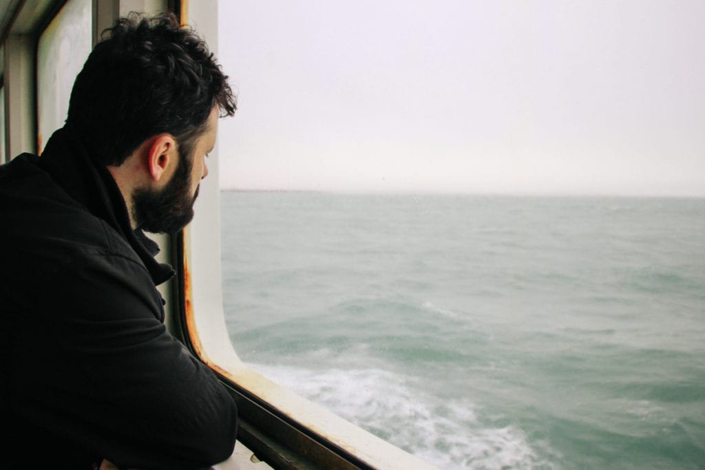 Adriano observando o mar no Estreito de Magalhães