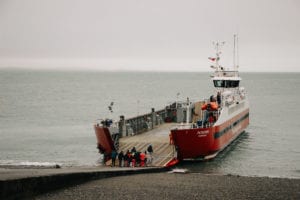 Balsa que atravessa o estreito de Magalhães durante a viagem entre Ushuaia e Punta Arenas