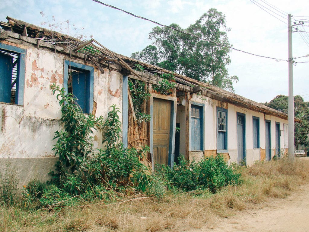 Vila abandonada na Fazenda São Fernando, em Valença, Rio de Janeiro