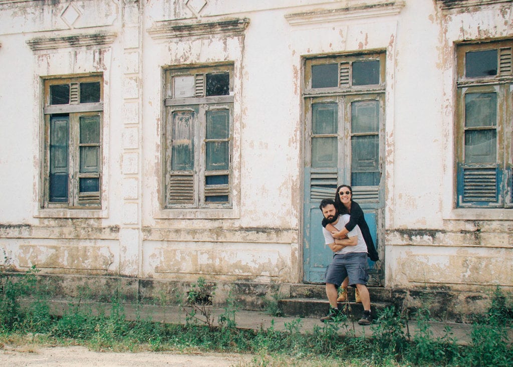 Gisele e Adriano em uma cidade fantasma no Rio de Janeiro