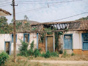 Casa em ruínas em uma cidade fantasma no Rio de Janeiro