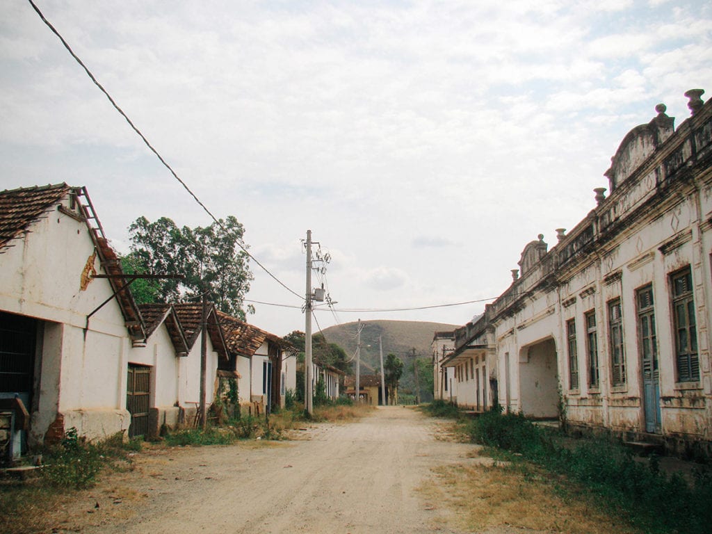 Vila abandonada na Fazenda São Fernando, em Valença, Rio de Janeiro
