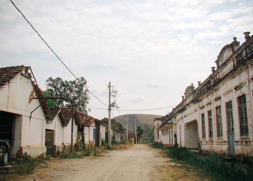 Vila abandonada na Fazenda São Fernando, em Valença, Rio de Janeiro