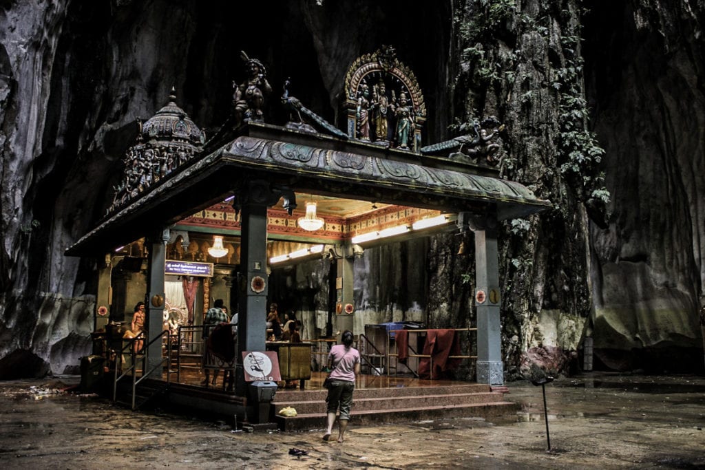 Dentro do principal templo das Batu Caves, em Kuala Lumpur, Malásia