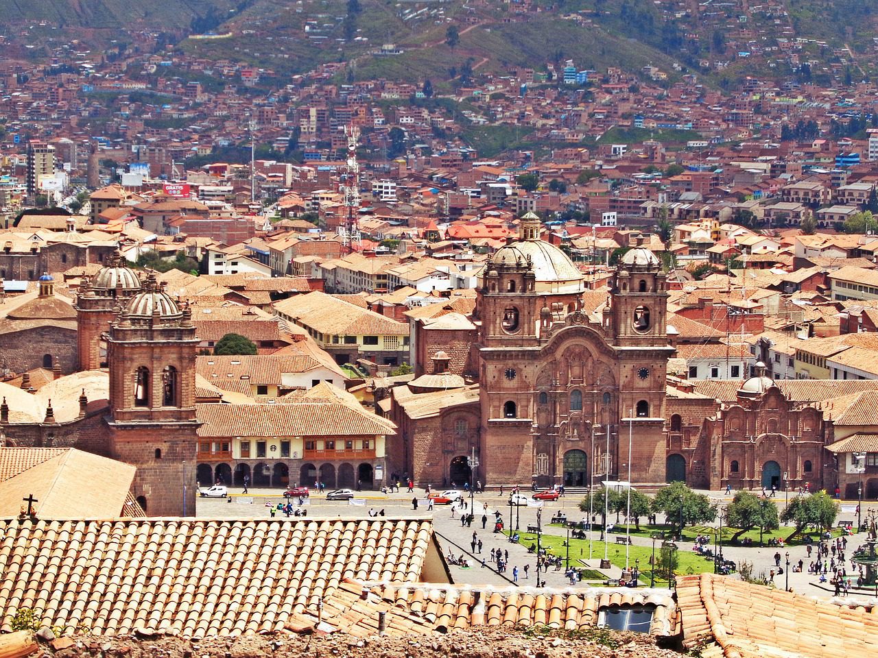 Plaza da Armas e a Catedral de Cusco em destaque