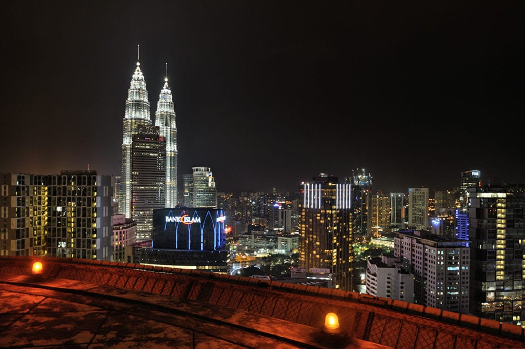 Vista noturna do Heli Lounge Bar, em Kuala Lumpur