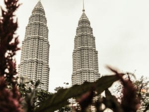 Petronas Towers vistas do KLCC Park em Kuala Lumpur