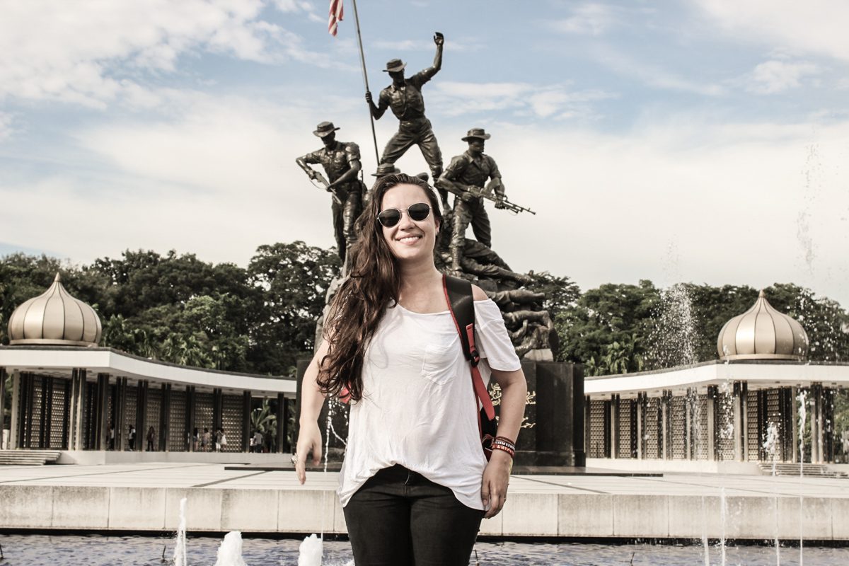 Gisele no National Monument, em Kuala Lumpur