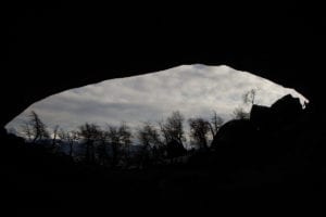 Silhueta da Cueva del Milodon durante o full day tour Torres del Paine, Chile